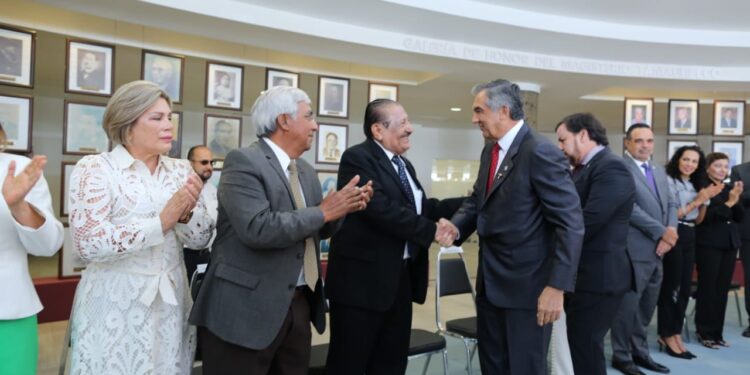 El magisterio es el eje y futuro del país: Américo