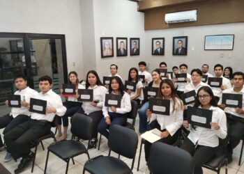 Entrega la UAT becas de excelencia y labor humanista a sus estudiantes