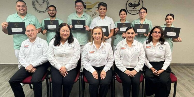 Entrega la UAT becas de excelencia y labor humanista a sus estudiantes