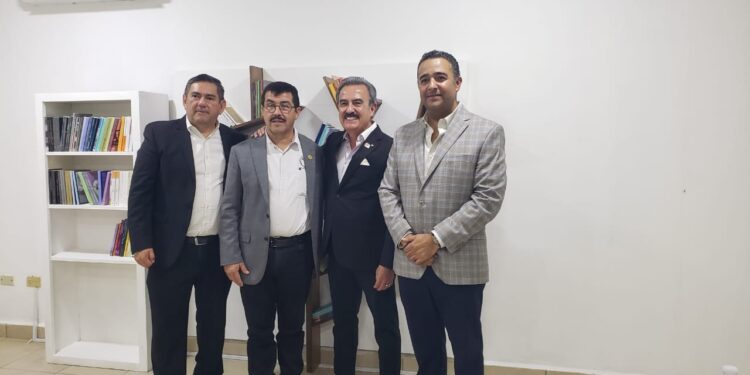 Entrega rector de la UAT equipamiento a universitarios de Nuevo Laredo