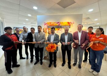 Entrega rector de la UAT equipamiento a universitarios de Nuevo Laredo