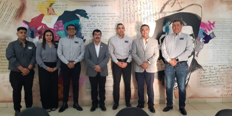 Entrega rector de la UAT equipamiento a universitarios de Nuevo Laredo