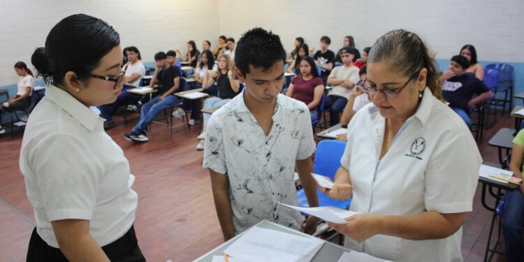 Recibe la UAT a miles de jóvenes en el examen de admisión EXANI-II