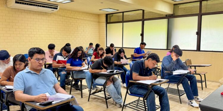 Recibe la UAT a miles de jóvenes en el examen de admisión EXANI-II