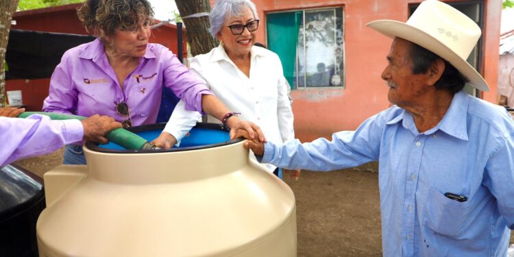 Entrega SEBIEN tinacos en Aldama