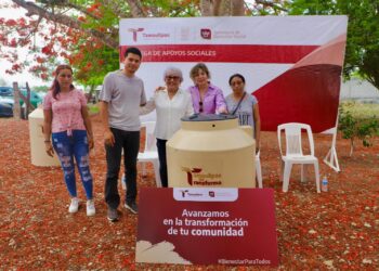 Entrega SEBIEN tinacos en Aldama