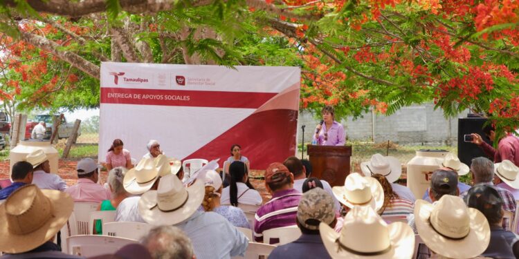 Entrega SEBIEN tinacos en Aldama