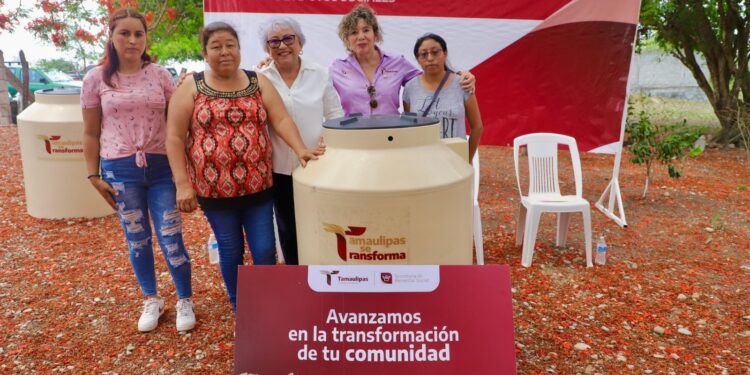 Entrega SEBIEN tinacos en Aldama