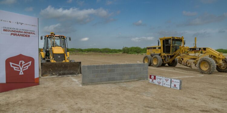 Colocan primera piedra de nueva secundaria general en Reynosa