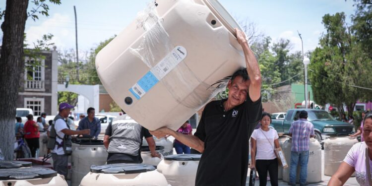 Cumplen Américo y María de Villarreal a las familias de Jaumave