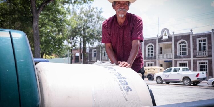 Cumplen Américo y María de Villarreal a las familias de Jaumave