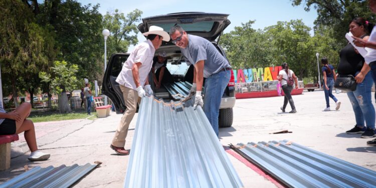 Cumplen Américo y María de Villarreal a las familias de Jaumave