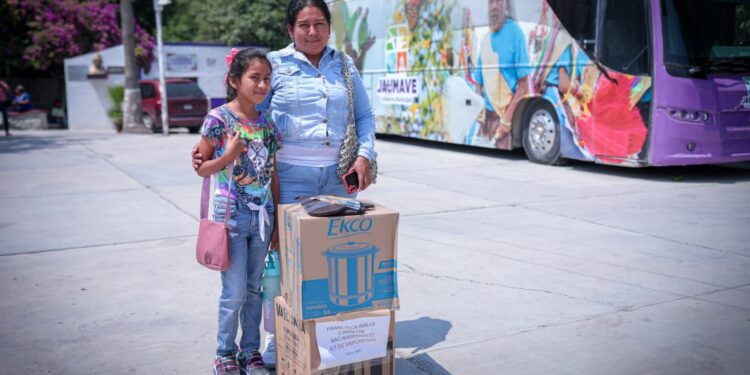 Cumplen Américo y María de Villarreal a las familias de Jaumave