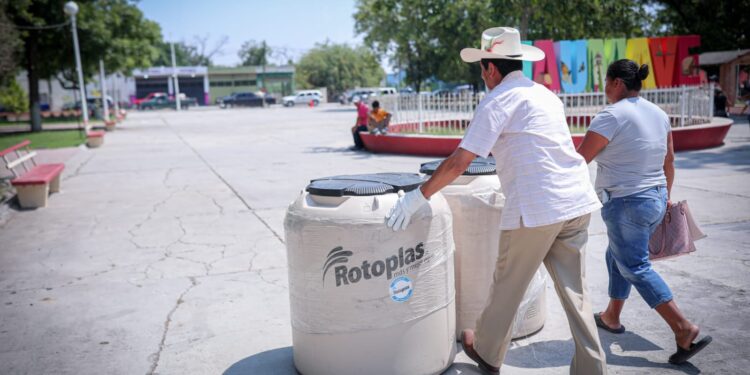 Cumplen Américo y María de Villarreal a las familias de Jaumave