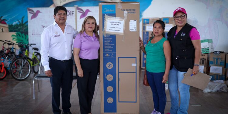 Cumplen Américo y María de Villarreal a las familias de Jaumave