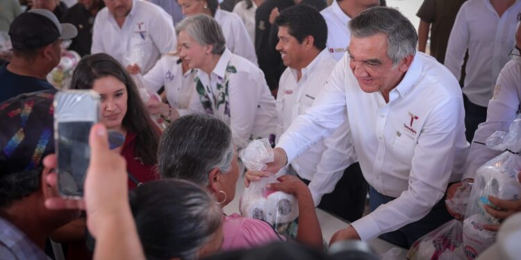 Cumplen Américo y María de Villarreal a las familias de Jaumave