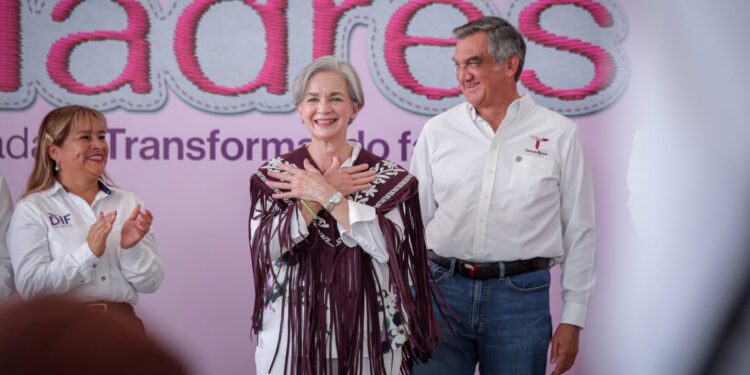 Cumplen Américo y María de Villarreal a las familias de Jaumave