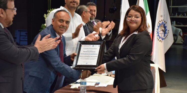 Reitera titular de la SET su compromiso con la educación superior