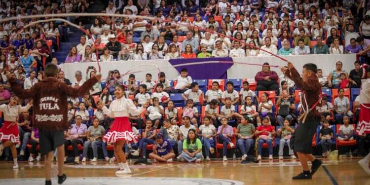 Impulsan Américo y María de Villarreal las tradiciones con el concurso de Rondas y Salto de Cuerda