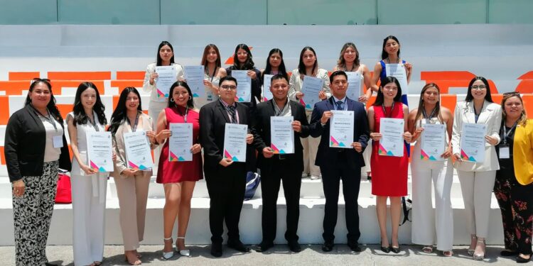 Reciben 17 médicos egresados de la UAT el premio nacional CENEVAL