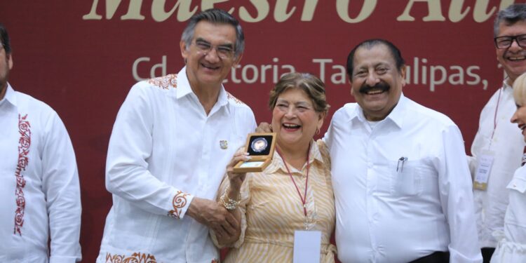 Refrenda Américo alianza con maestros; entrega 284 condecoraciones