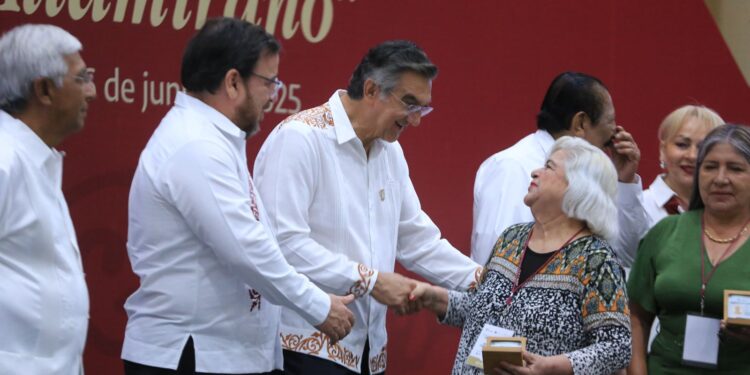 Refrenda Américo alianza con maestros; entrega 284 condecoraciones
