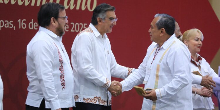 Refrenda Américo alianza con maestros; entrega 284 condecoraciones