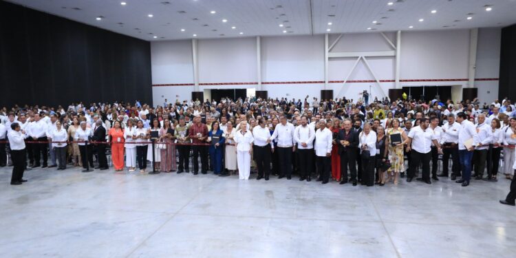 Refrenda Américo alianza con maestros; entrega 284 condecoraciones