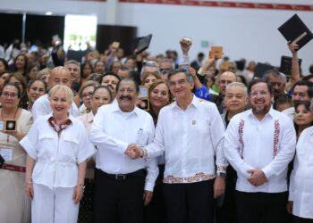 Refrenda Américo alianza con maestros; entrega 284 condecoraciones