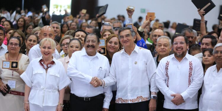 Refrenda Américo alianza con maestros; entrega 284 condecoraciones