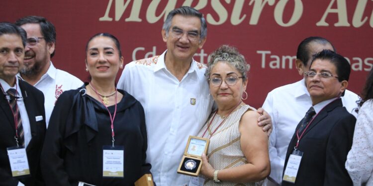 Refrenda Américo alianza con maestros; entrega 284 condecoraciones