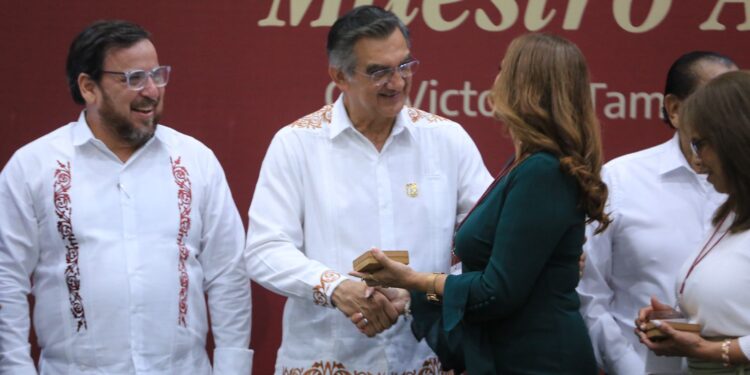 Refrenda Américo alianza con maestros; entrega 284 condecoraciones