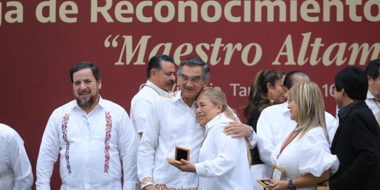 Refrenda Américo alianza con maestros; entrega 284 condecoraciones