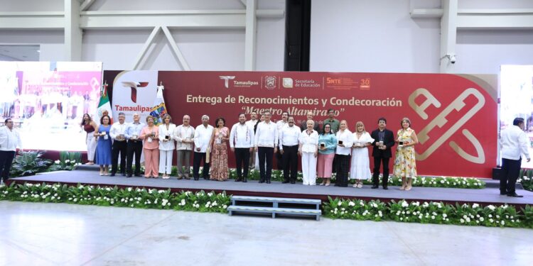 Refrenda Américo alianza con maestros; entrega 284 condecoraciones