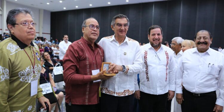 Refrenda Américo alianza con maestros; entrega 284 condecoraciones