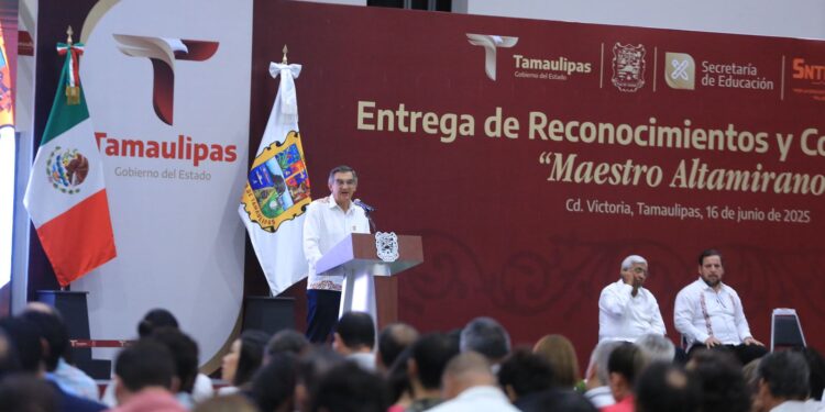 Refrenda Américo alianza con maestros; entrega 284 condecoraciones