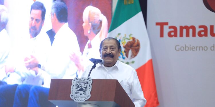 Refrenda Américo alianza con maestros; entrega 284 condecoraciones