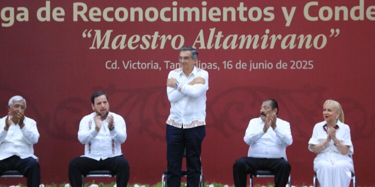 Refrenda Américo alianza con maestros; entrega 284 condecoraciones