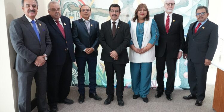 Toman protesta nuevos integrantes del Patronato de la UAT