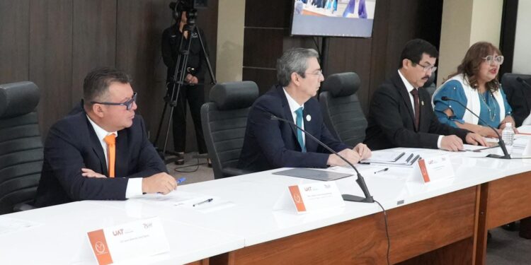 Toman protesta nuevos integrantes del Patronato de la UAT