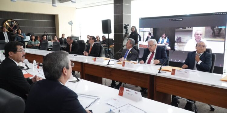 Toman protesta nuevos integrantes del Patronato de la UAT