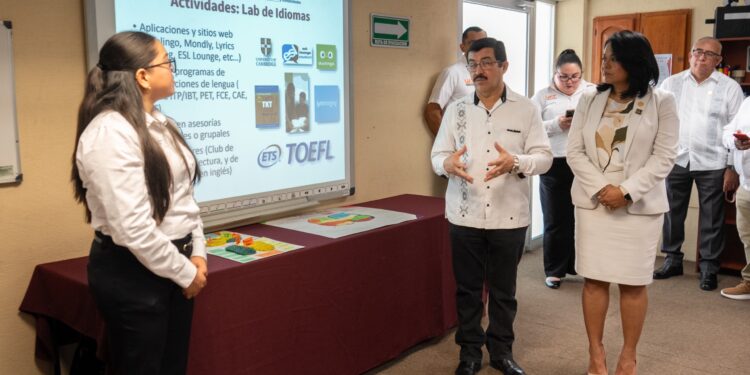 Entrega rector equipamiento en la Facultad de Ciencias de la Educación y Humanidades