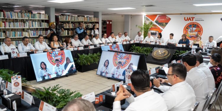 Entrega rector equipamiento en la Facultad de Ciencias de la Educación y Humanidades