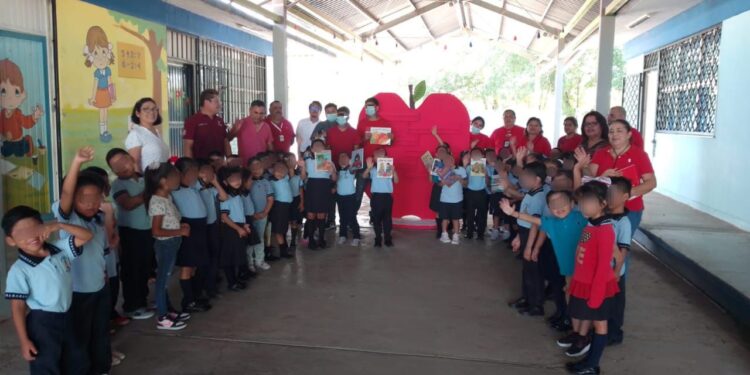 Adolescentes en proceso de reinserción social elaboran y donan libreros con madera reciclada