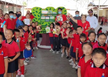 Adolescentes en proceso de reinserción social elaboran y donan libreros con madera reciclada