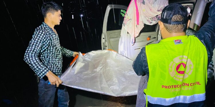 Alcalde de González, médico de profesión, atiende el nacimiento de una niña