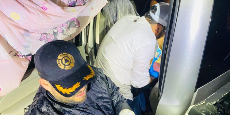 Alcalde de González, médico de profesión, atiende el nacimiento de una niña