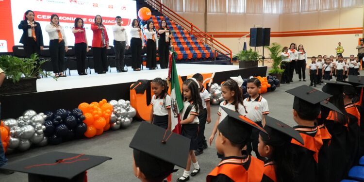 El rector Dámaso Anaya y la Lic. Isolda Rendón presiden graduación de los CENDIS de la UAT