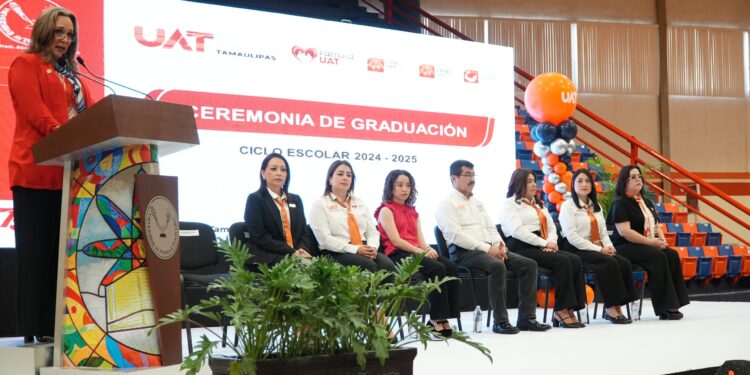 El rector Dámaso Anaya y la Lic. Isolda Rendón presiden graduación de los CENDIS de la UAT