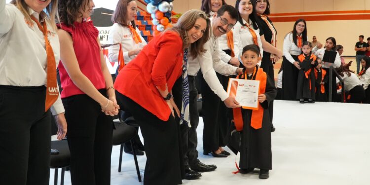 El rector Dámaso Anaya y la Lic. Isolda Rendón presiden graduación de los CENDIS de la UAT